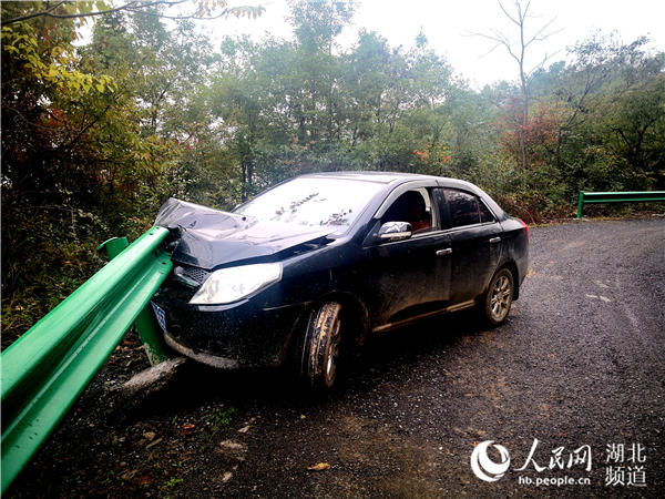 湖北房縣：生命防護工程“很給力” 避免失控轎車落入山崖