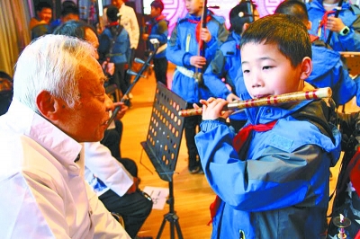 爺爺奶奶們“雷鋒日”教小學生學民樂