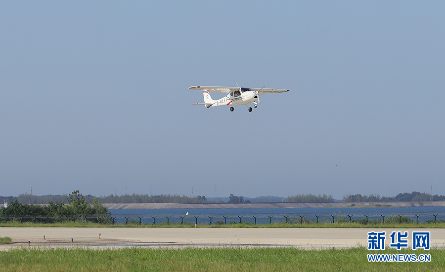 “領雁”AG50輕型運動飛機在湖北荊門成功首飛