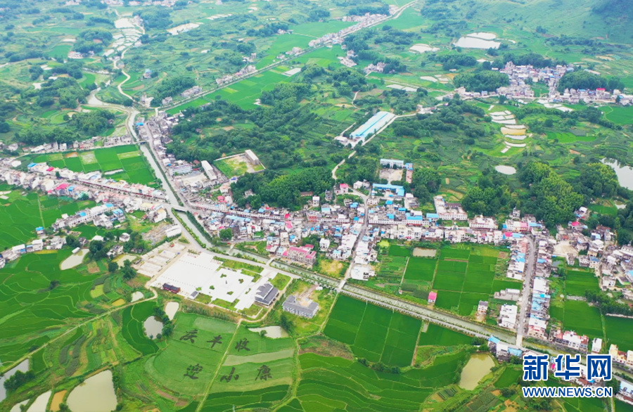 田園山水中的紅色小鎮