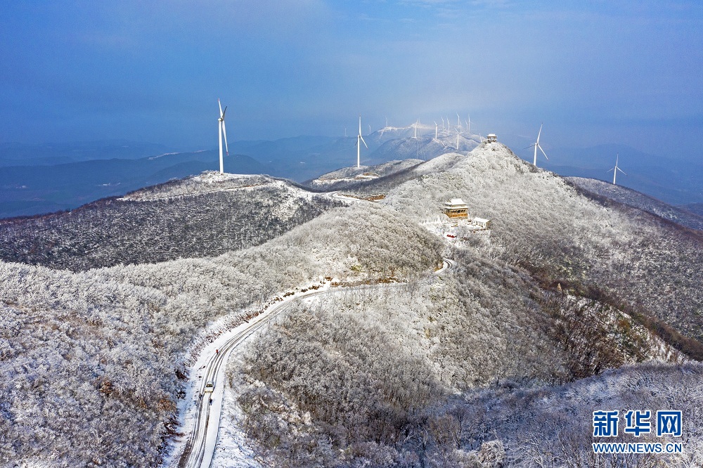 雪落聖境山 白雪雕花的冬日盛景