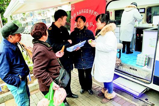 武漢市青山區食藥監督局將食品安全快速檢測車開進社區