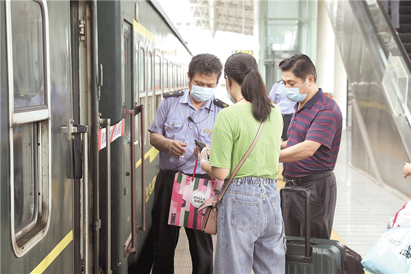 兩列“慢火車”穿行大別山區 “便民火車”24年不漲價_fororder_微信圖片_20200923101801_副本