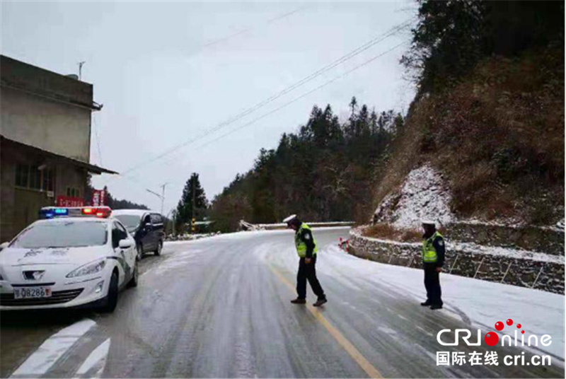 【湖北】【CRI原創】湖北鶴峰：積極應對降溫降雪 全力保障道路安全暢通