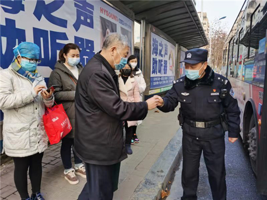 宜昌市公安民警建立“護線專班”守護醫護人員公交專線