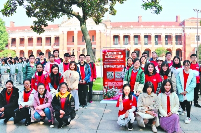 （文末有封面圖）【遊武漢 新體驗】【遊在武漢-圖片列表】500名大學生乘巴士遊覽武漢紅色地標