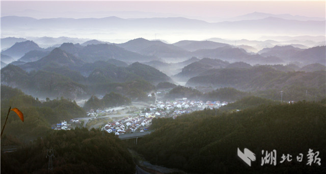 霧中遠安鄉村如水墨畫