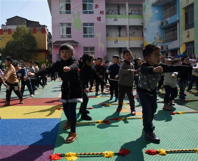 全國首套土家幼兒擺手操面世 來鳳傳承土家文化從娃娃抓起