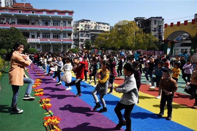 全國首套土家幼兒擺手操面世 來鳳傳承土家文化從娃娃抓起