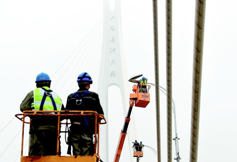 “軍運路”更換新型路燈