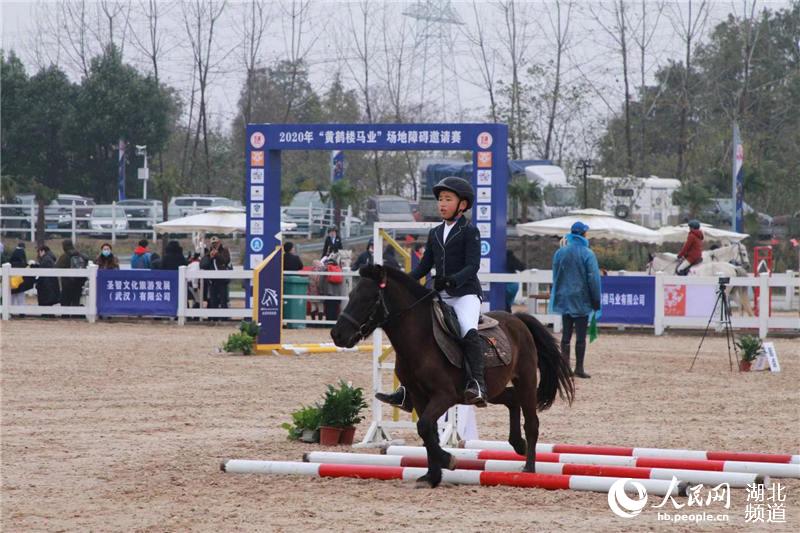 騎士策馬跨欄 湖北首場青少年馬術場地障礙賽開鑼