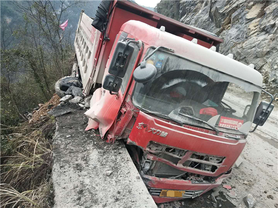 【湖北】【CRI原創】貨車失控險墜崖 湖北鶴峰 “生命防護工程”立新功