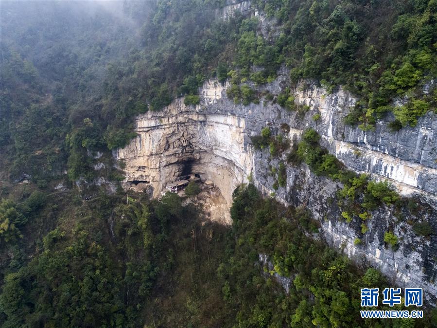 湖北恩施：崖居人家喜遷新居