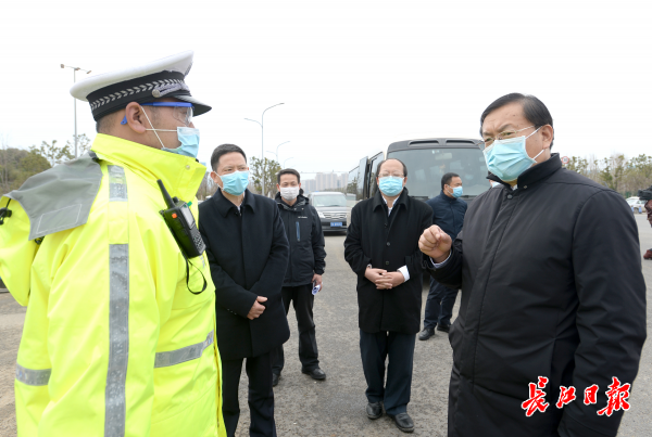 湖北省委常委、武漢市委書記王忠林：生活必需品快捷送社區 不讓居民餓著肚子搞防控