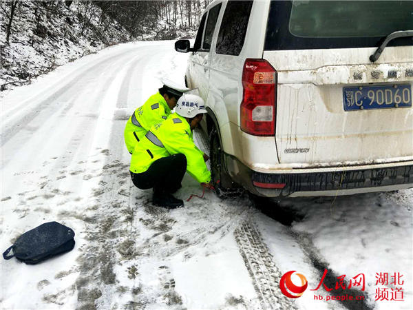 湖北房縣降迎來2018年冬最大雪 民警全員上路保安全