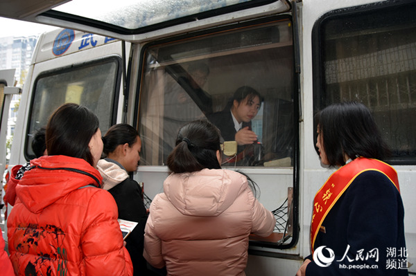 武昌火車站移動售票車開進武漢市第二聾校