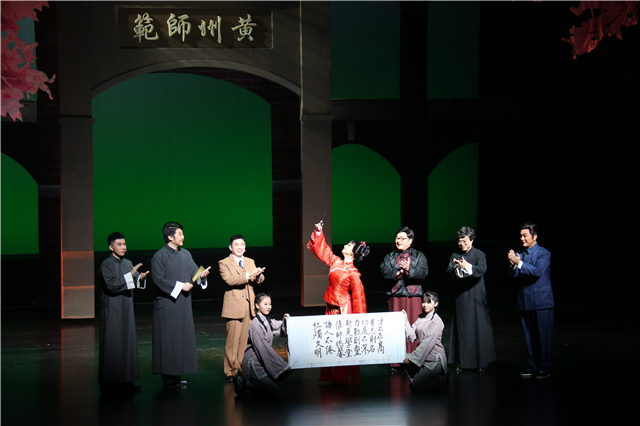 黃岡師範學院大型原創黃梅戲音樂劇《霜天紅燭》成功首演