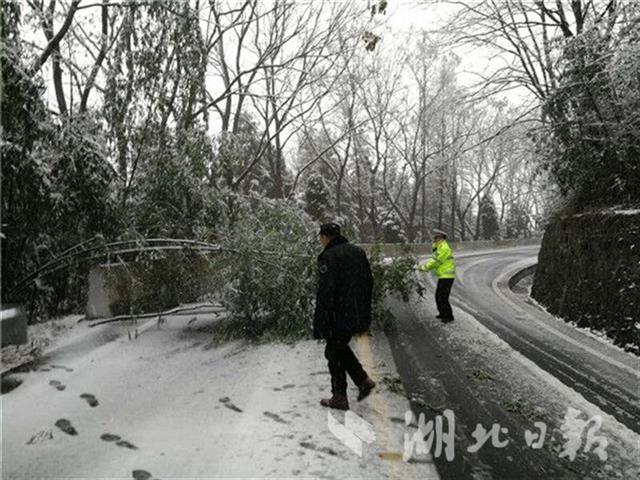 武當山部分地帶積雪達10釐米 景區暫停售票