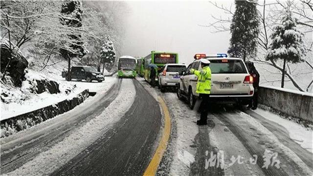 武當山部分地帶積雪達10釐米 景區暫停售票