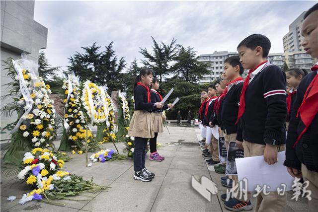 武漢“中華英烈憑吊周”34年不間斷