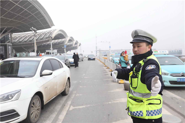 【湖北】【CRI原創】武漢鐵路交警全力確保高鐵旅客春運出行平安