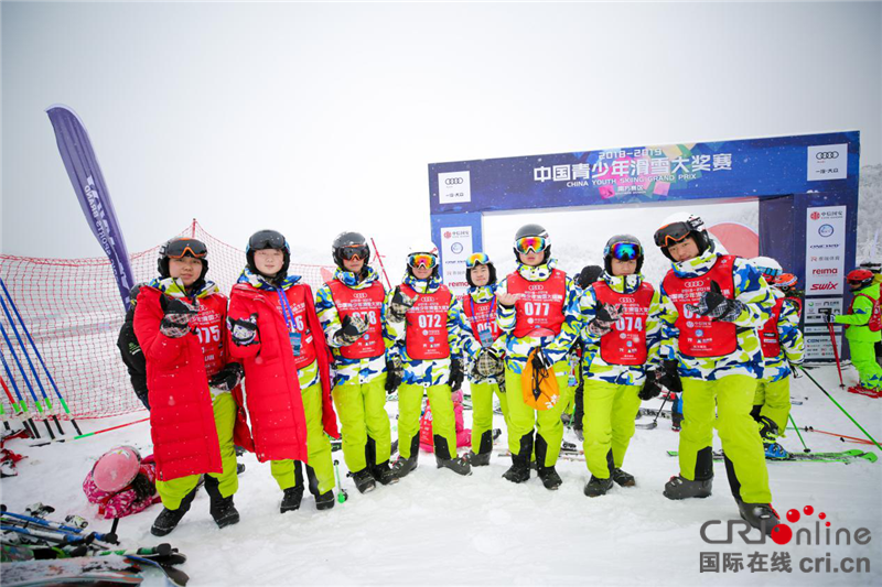 【湖北】【CRI原創】中國青少年滑雪大獎賽南方賽區站在神農架上演巔峰對決