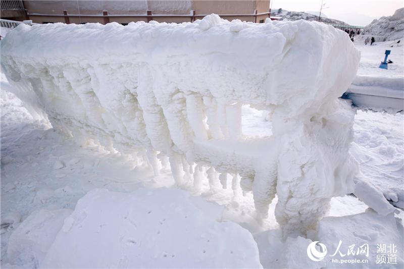 一萬五千余名中外旅客登上湖北百里荒賞雪、滑雪