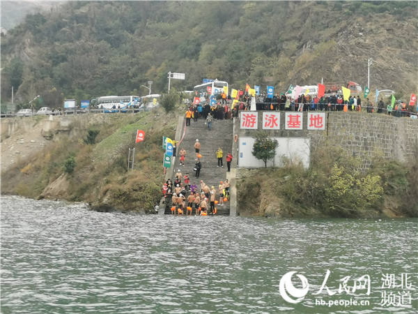 百人橫渡西陵峽 浪花飛濺九月紅