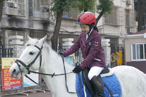 3位小騎士颯爽亮相 馬術公開課走進水果湖一小