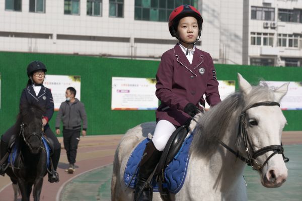 3位小騎士颯爽亮相 馬術公開課走進水果湖一小