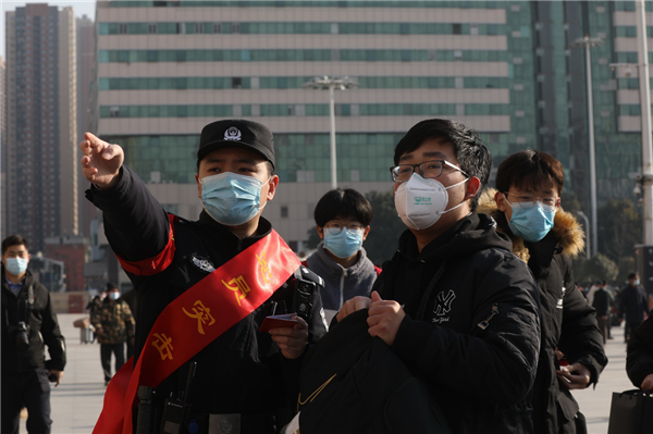 【B】武漢鐵警開展“中國人民警察節”愛民實踐活動_fororder_圖片2_副本