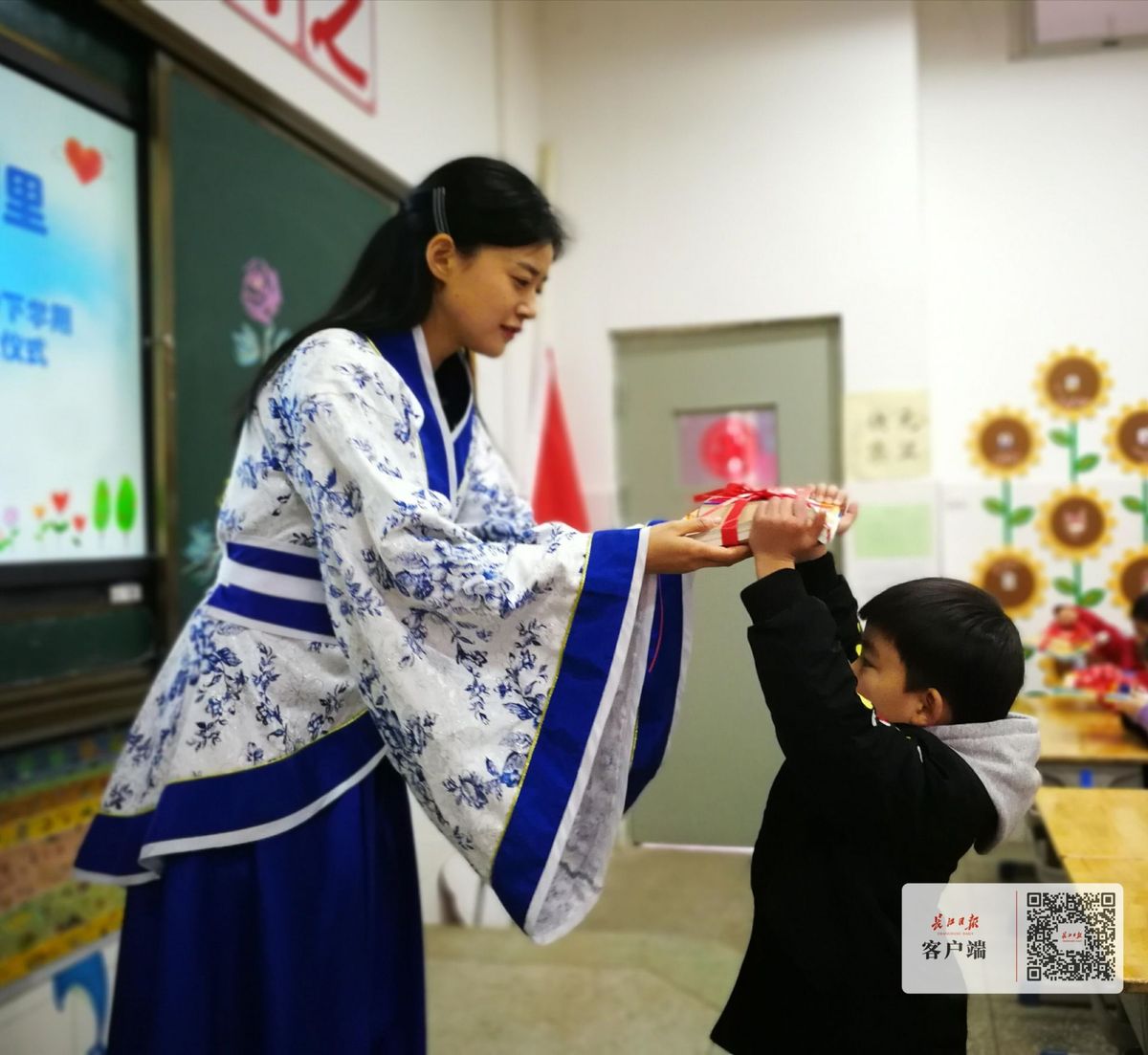 老師著漢服給學生發新書 喚起孩子對知識的敬畏