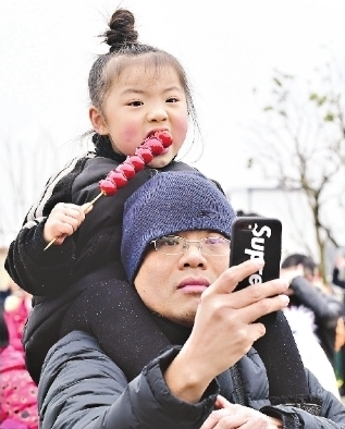 玩龍燈風俗傳承千年引來萬人觀賞 龍騰獅躍嗨翻黃陂鳳凰寨