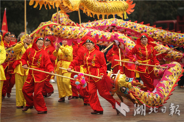 湖北咸寧：舞起龍燈鬧元宵