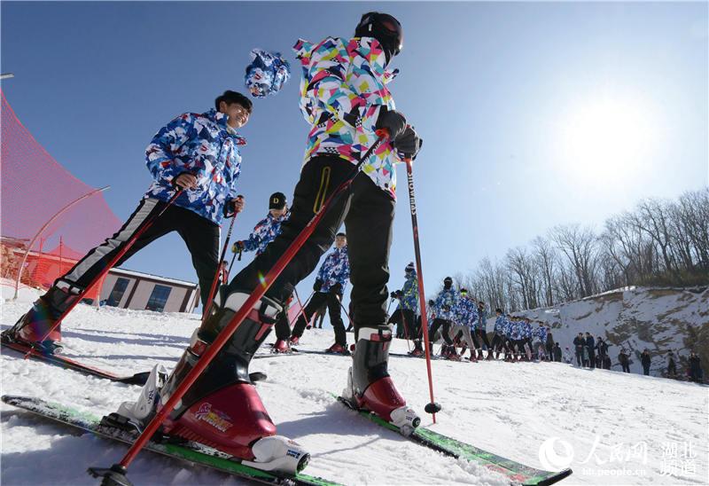 湖北保康：高山滑雪享樂趣