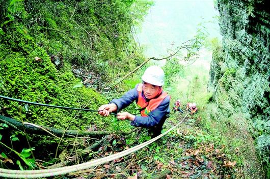 攀越深山絕壁 架通“空中橋梁”