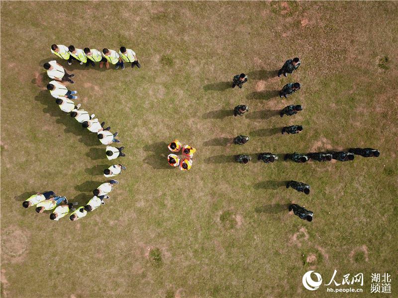 致敬五四青年節 青年建設者走進軍營圓夢想