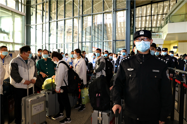 【湖北】【視頻單獨送審】援鄂“天使”乘高鐵凱旋 武漢鐵警保駕護航