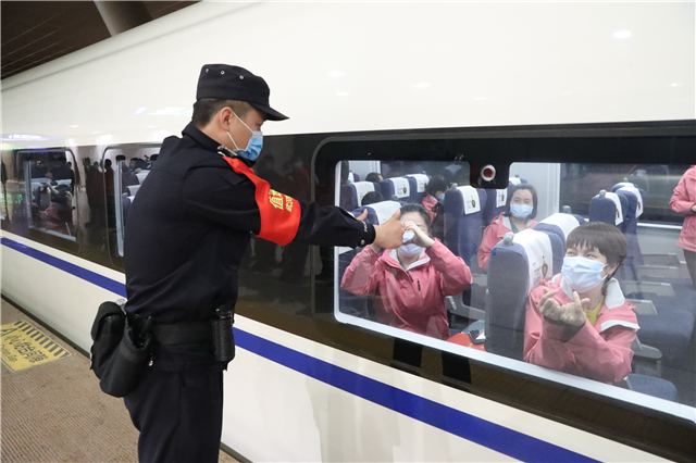 【湖北】【視頻單獨送審】援鄂“天使”乘高鐵凱旋 武漢鐵警保駕護航