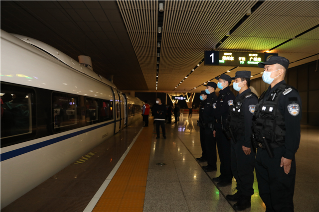 【湖北】【視頻單獨送審】援鄂“天使”乘高鐵凱旋 武漢鐵警保駕護航