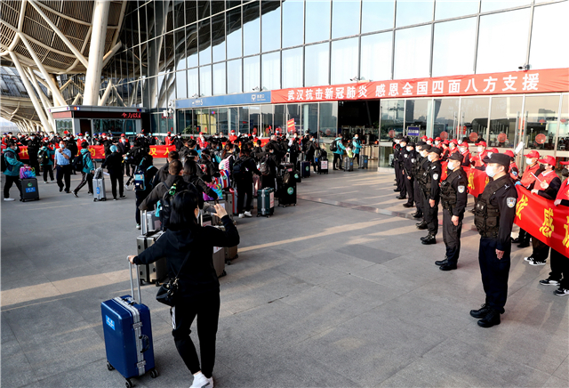 【湖北】【視頻單獨送審】援鄂“天使”乘高鐵凱旋 武漢鐵警保駕護航