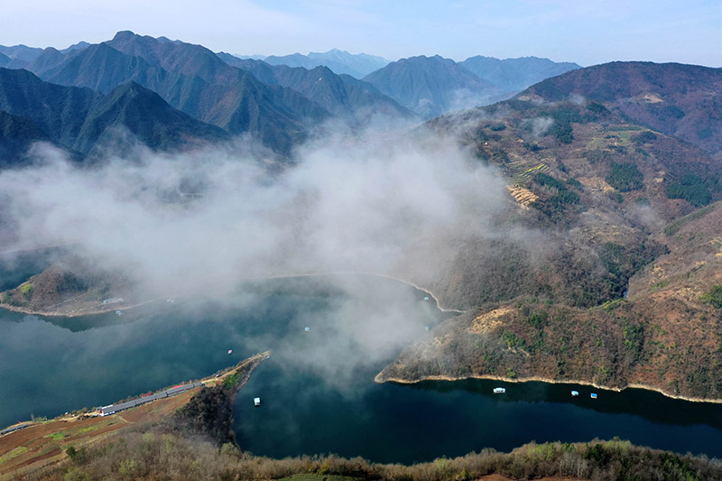 湖北保康：雲霧繚繞美如畫