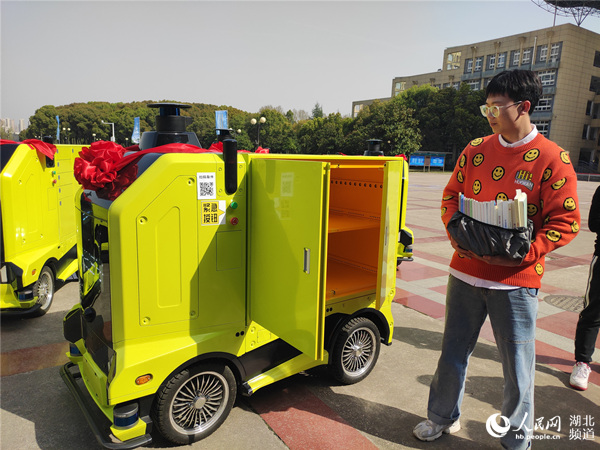 智慧物聯網無人駕駛物流車開進武漢高校