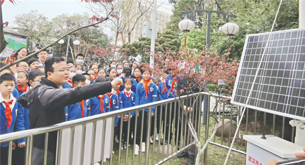 武漢大興路小學建起“校門口”氣象觀測站_fororder_01