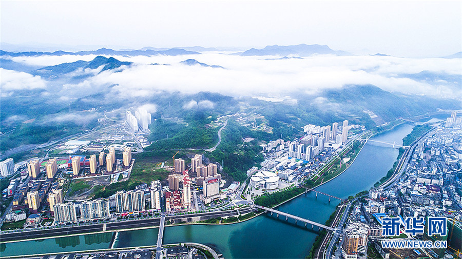 初夏堵河：雲霧繚繞 水清岸綠