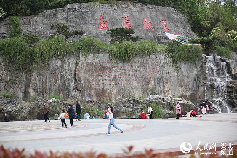 湖北秭歸：山花漫爛 市民戶外踏春享陽光