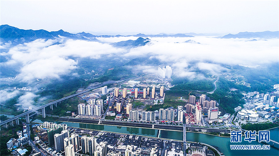 初夏堵河：雲霧繚繞 水清岸綠