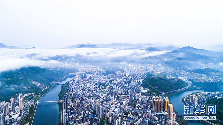 初夏堵河：雲霧繚繞 水清岸綠