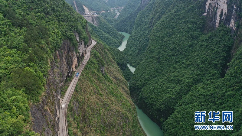 湖北鶴峰：“挂壁公路”成風景