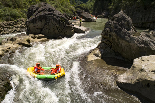 【急稿】【湖北】【CRI原創】湖北秭歸九畹溪景區啟動夏季首次漂流